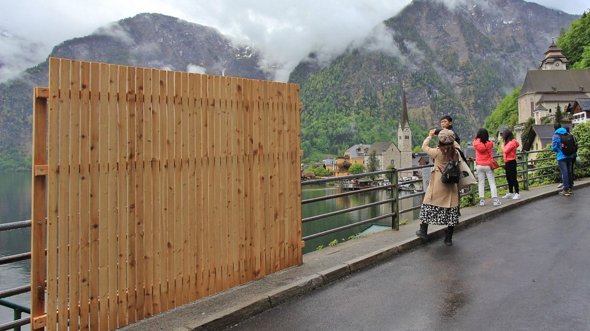 Fotky: Hallstatt už má dost fotících turistů, postavil jim zábrany